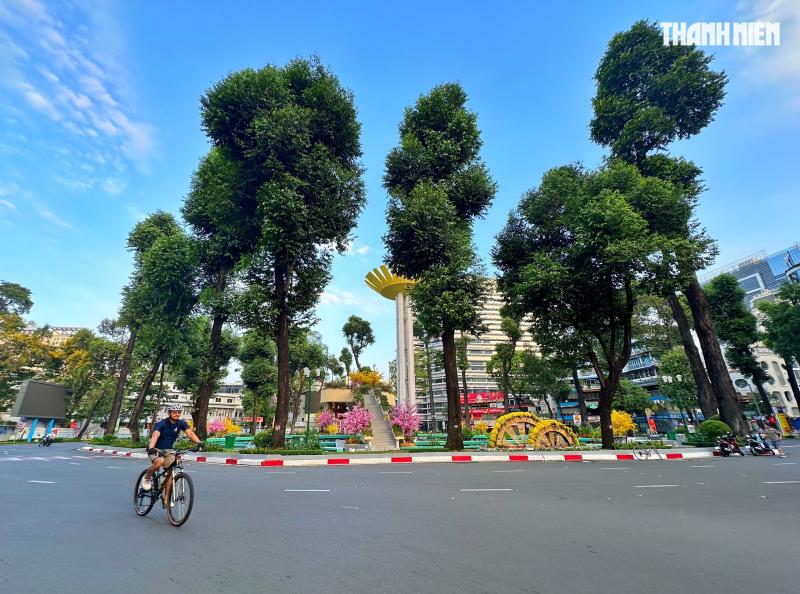 Sáng sớm mùng 1 tết: Đường phố trung tâm TP.HCM vắng xe, xuân về khắp muôn nơi  - Ảnh 4.