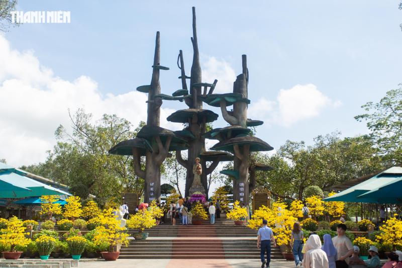 La Vang rực vàng hoa xuân đón dòng người khắp nơi về cầu bình an năm mới- Ảnh 1.