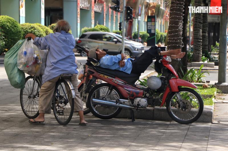 Đường phố TP.HCM mùng 2 tết: Nhiều người miệt mài mưu sinh dưới nắng chang chang- Ảnh 5.