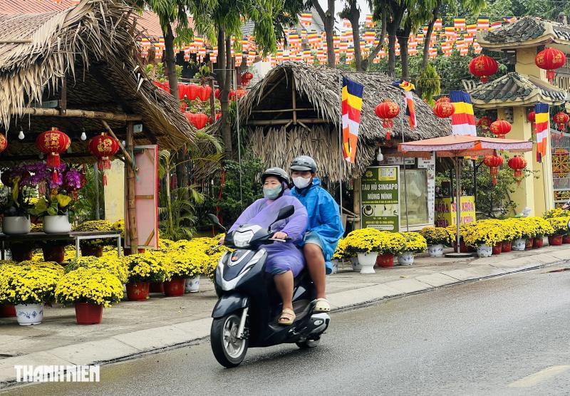 Cảnh lạ 24 tháng Chạp , người dân TP . HCM đội mưa đi chợ tết - Ảnh 1.