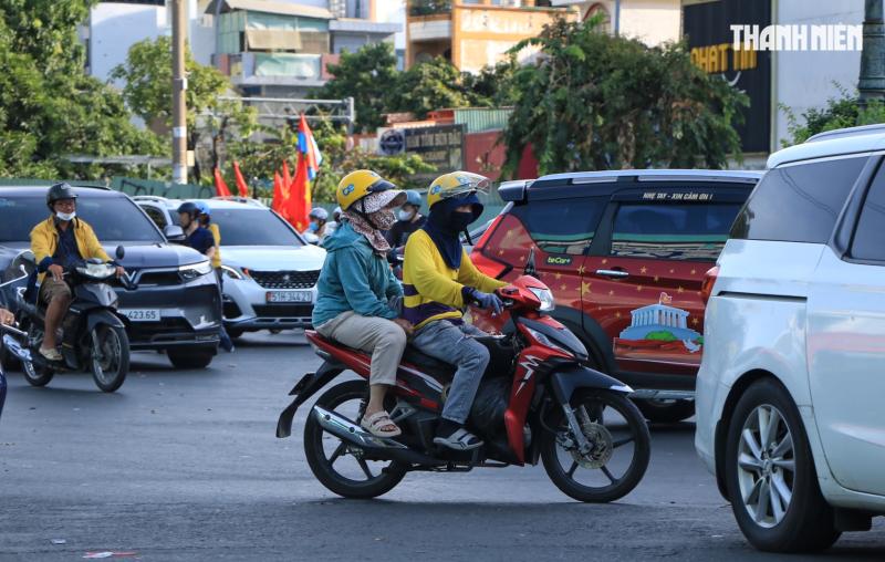 Mùng 1 tết, nhiều tuyến đường ở TP.HCM vẫn đông: Vì sao 'không vắng như tưởng tượng'? - Ảnh 10.