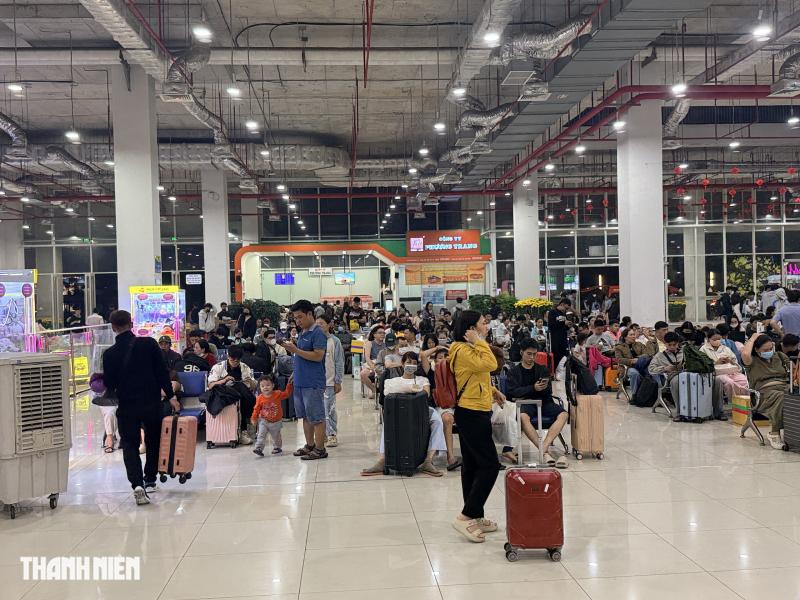 Lần đầu sau nhiều năm: Bến xe Miền Đông mới đông nghẹt khách dịp cận tết- Ảnh 4.