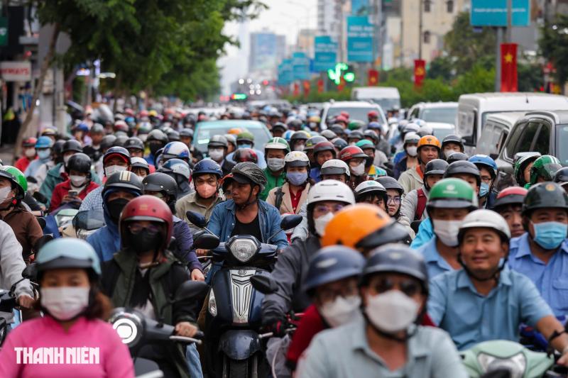 Cửa ngõ sân bay Tân Sơn Nhất giáp tết: Kẹt xe 'ngộp thở' đường Cộng Hòa, Trường Chinh- Ảnh 1.