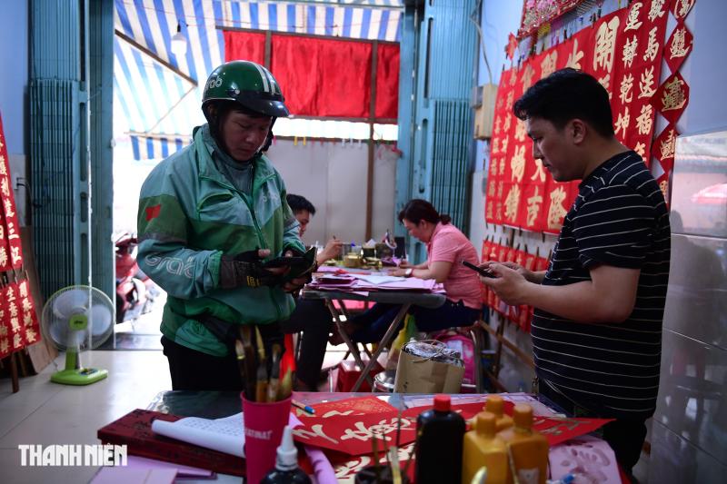 Cuối năm, người Hoa ở Chợ Lớn đi ‘mua chữ’: Mong bình an, phát đạt  - Ảnh 6.