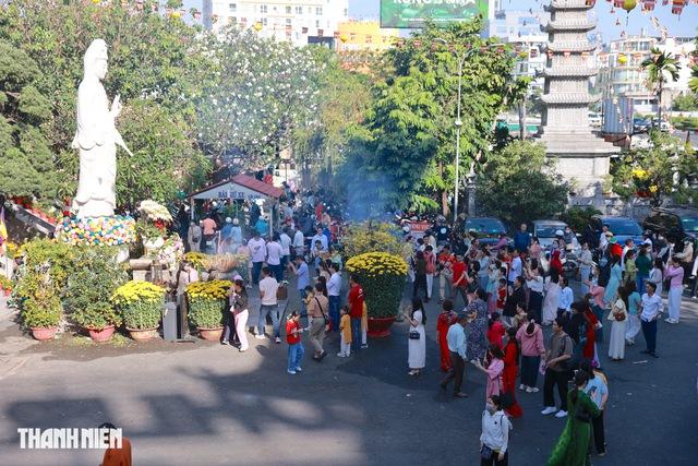 Rằm tháng giêng 2026: Người dân TP.HCM đi chùa thả hoa đăng, cầu an ở đâu? - Ảnh 1.