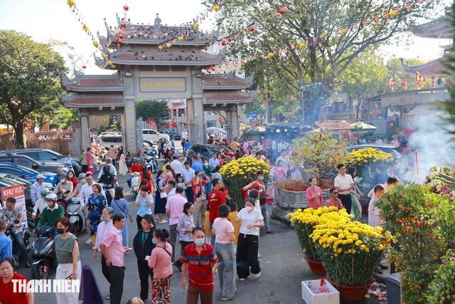 Rằm tháng giêng 2026: Người dân TP.HCM đi chùa thả hoa đăng, cầu an ở đâu? - Ảnh 3.