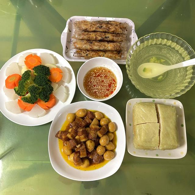 Người Việt ở nước bỏ Tết Nguyên đán rưng rưng nhận mứt tết, bánh chưng - Ảnh 3.