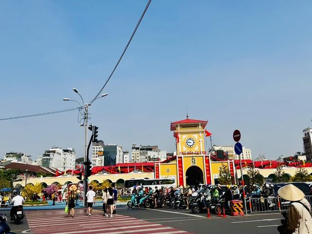 Nắng nóng, mưa trái mùa cùng xuất hiện trong tuần làm việc đầu tiên sau Tết Nguyên đán- Ảnh 1.
