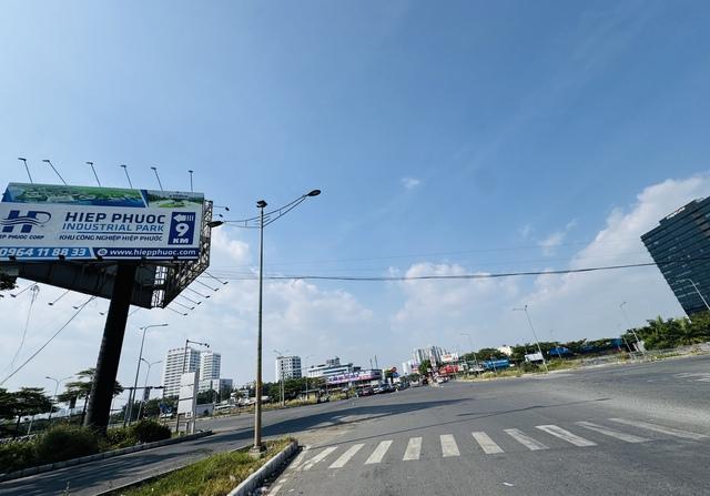 Ngày 28 tết, đường phố TP.HCM thoáng lạ- Ảnh 8.