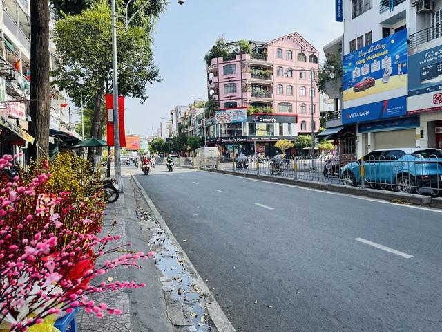 Ngày 28 tết, đường phố TP.HCM thoáng lạ- Ảnh 10.