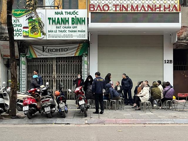 Khách xếp hàng mua khi giá vàng, bạc đảo chiều tăng mạnh - Ảnh 3.