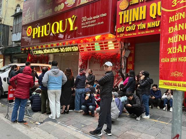 Khách xếp hàng mua khi giá vàng, bạc đảo chiều tăng mạnh - Ảnh 2.