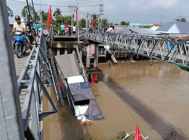 Cần Thơ: Sập cầu, xe tải chở gạo rơi xuống sông Thốt Nốt - Ảnh 1.