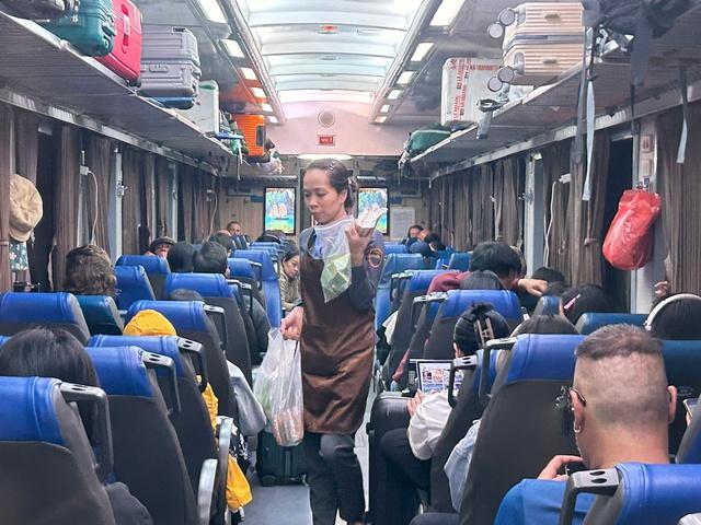 Đón tết trên đường ray xe lửa: 'Quen rồi, tôi thấy cũng vui'- Ảnh 2.