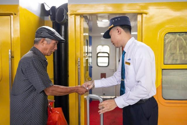 Đón tết trên đường ray xe lửa: 'Quen rồi, tôi thấy cũng vui'- Ảnh 3.