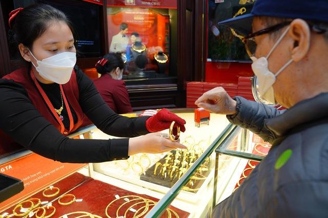 Giá vàng hôm nay 15.2.2026: Tăng gần 2 triệu đồng trong tuần nhưng người mua vẫn lỗ- Ảnh 1.