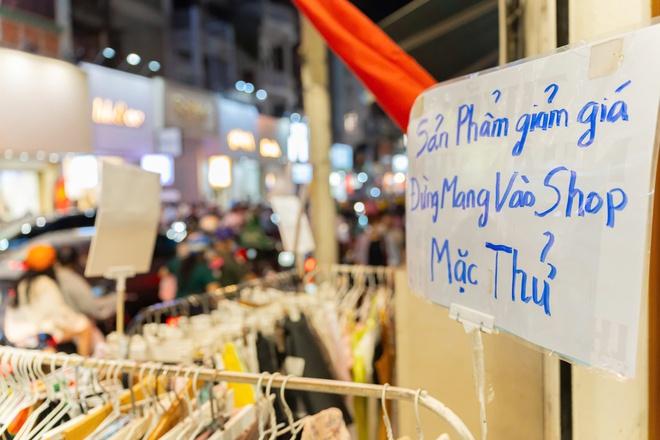 21 giờ, phố thời trang TP.HCM 'vỡ trận' vì người dân sắm tết - Ảnh 10.
