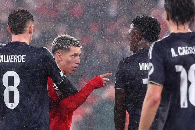 Tiền vệ Benfica khai miệt thị đồng tính với Vinicius chứ không phân biệt chủng tộc: UEFA vẫn sẽ phạt nặng- Ảnh 1.