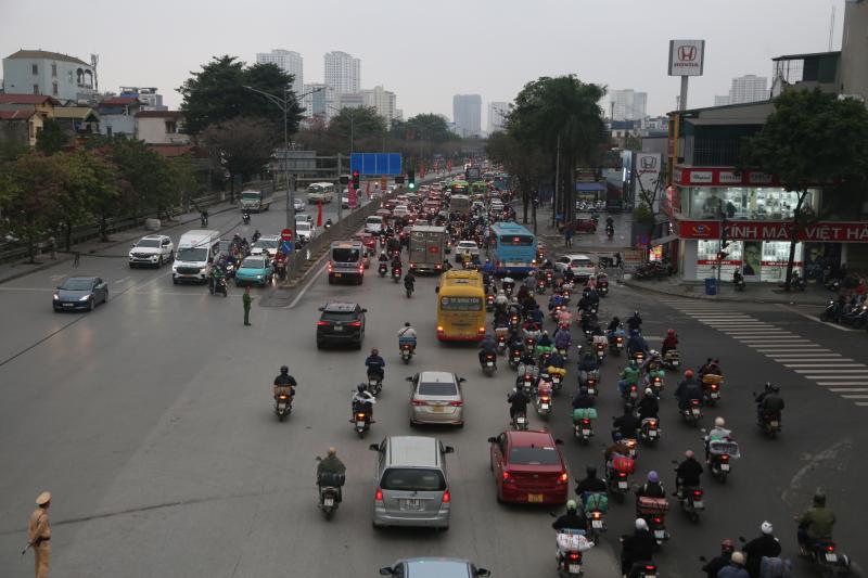 Người dân ùn ùn trở lại Hà Nội trong ngày cuối dịp tết Nguyên đán 2026 - Ảnh 7.