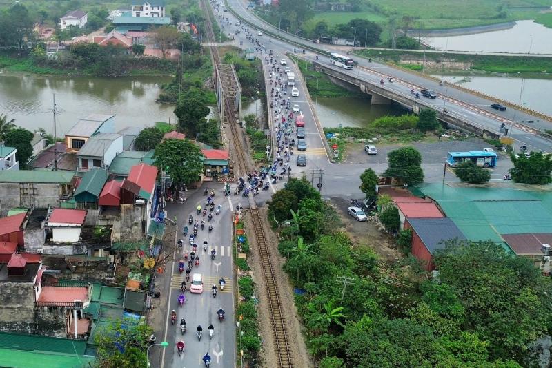 Người dân ùn ùn trở lại Hà Nội trong ngày cuối dịp tết Nguyên đán 2026 - Ảnh 14.