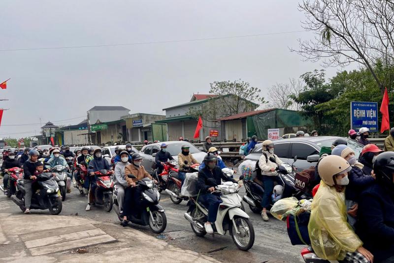 Người dân ùn ùn trở lại Hà Nội trong ngày cuối dịp tết Nguyên đán 2026 - Ảnh 15.