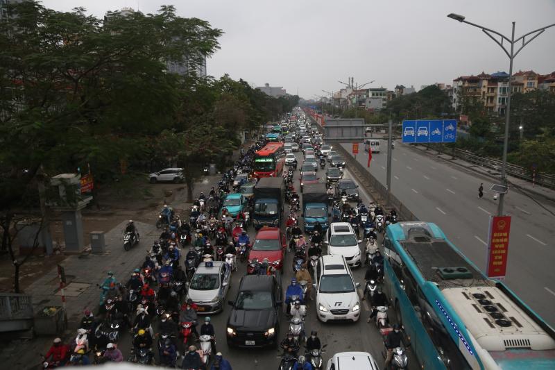 Người dân ùn ùn trở lại Hà Nội trong ngày cuối dịp tết Nguyên đán 2026 - Ảnh 8.