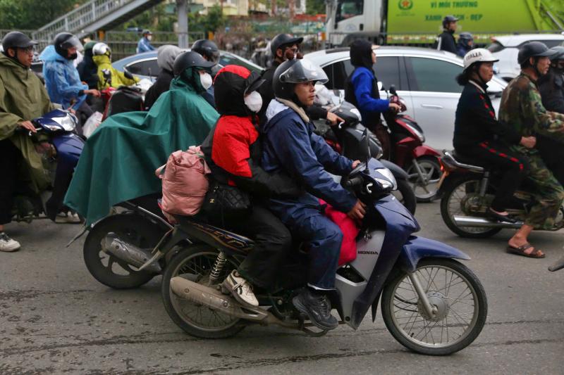 Người dân ùn ùn trở lại Hà Nội trong ngày cuối dịp tết Nguyên đán 2026 - Ảnh 4.