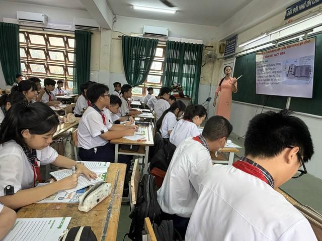 Tuyển sinh lớp 10 TP.HCM: Dự kiến xét tuyển ở 2 khu vực, thi sớm hơn  - Ảnh 1.
