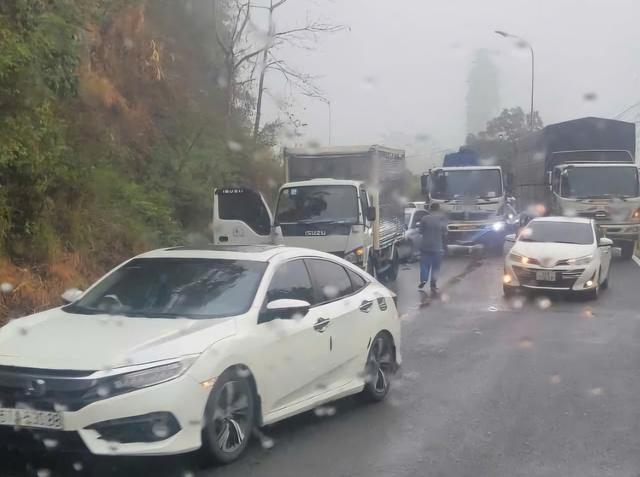 Mưa lớn, 3 ô tô tông liên hoàn trên đèo Bảo Lộc, giao thông ùn ứ - Ảnh 2.
