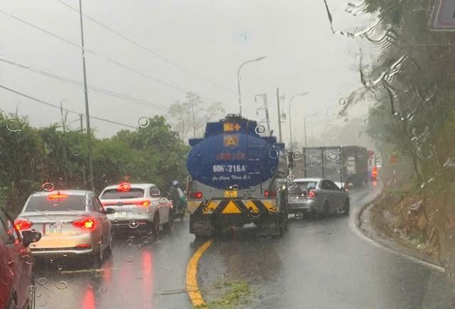 Mưa lớn, 3 ô tô tông liên hoàn trên đèo Bảo Lộc, giao thông ùn ứ - Ảnh 3.