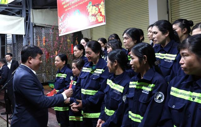 Lãnh đạo tỉnh Lâm Đồng tặng quà tết công nhân vệ sinh trong đêm giao thừa- Ảnh 1.