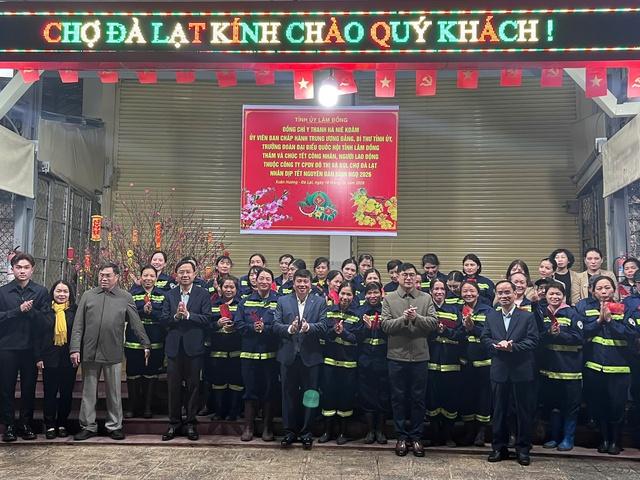 Lãnh đạo tỉnh Lâm Đồng tặng quà tết công nhân vệ sinh trong đêm giao thừa- Ảnh 2.