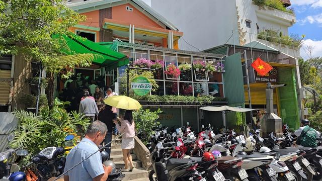 Khách du xuân nườm nượp tại Đà Lạt , phòng nghỉ cháy dịp Tết Bính Ngọ 2026 - Ảnh 7.
