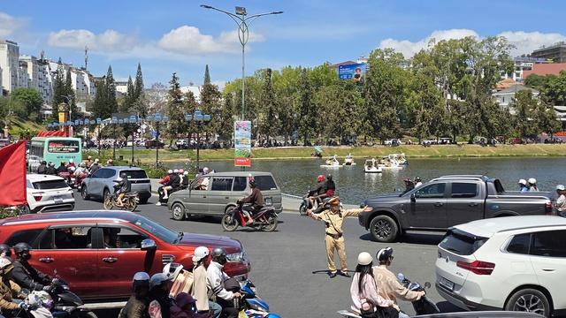 Khách du xuân nườm nượp tại Đà Lạt , phòng nghỉ cháy dịp Tết Bính Ngọ 2026 - Ảnh 8.