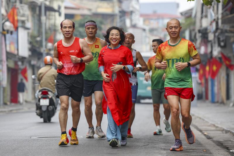Phố phường Hà Nội 'khác lạ' sáng mùng 1 tết- Ảnh 8.