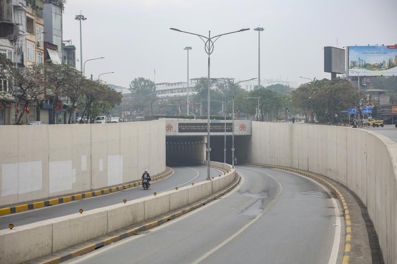 Phố phường Hà Nội 'khác lạ' sáng mùng 1 tết- Ảnh 5.