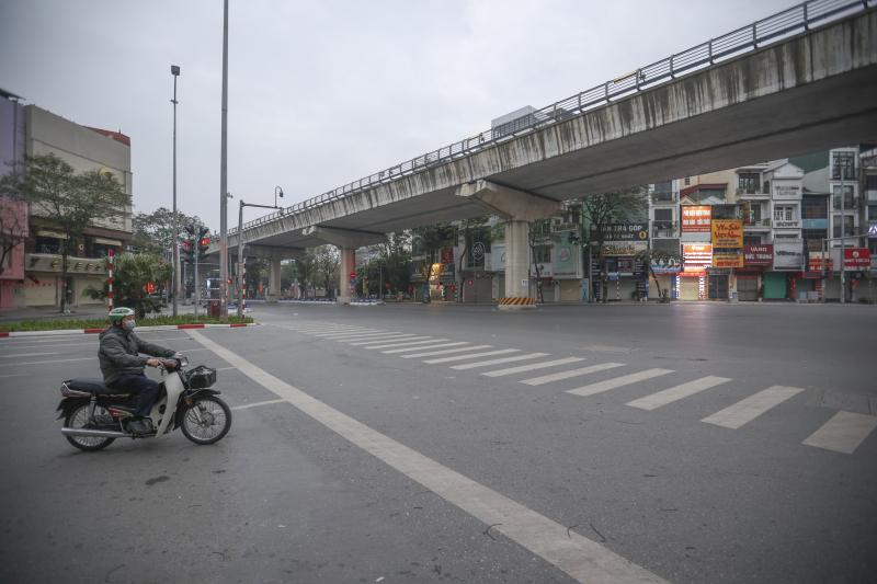 Phố phường Hà Nội 'khác lạ' sáng mùng 1 tết- Ảnh 6.