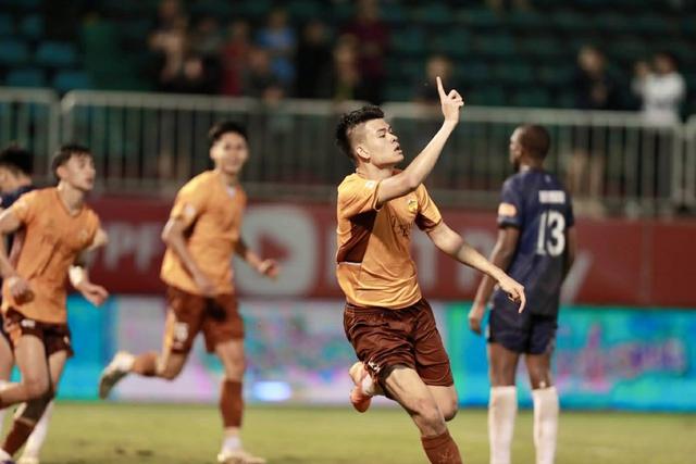 HAGL săn vé trụ hạng bằng… hai ‘tòa tháp’, V-League sẽ buồn nếu vắng mặt nhân vật này
- Ảnh 2.