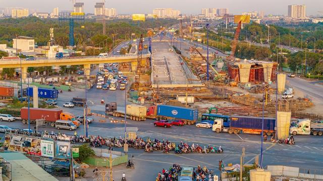 Từ TP.HCM về quê ăn tết 2026: CSGT Cát Lái chỉ cách tránh kẹt xe - Ảnh 1.