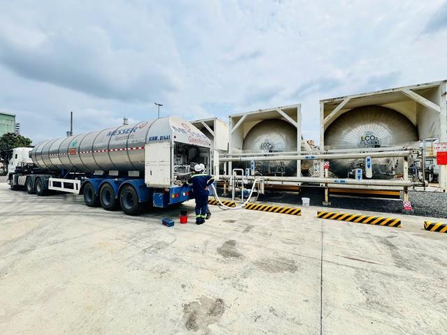 Phân bón Cà Mau thu hàng chục tỉ đồng mỗi năm nhờ bán khí thải - Ảnh 1.