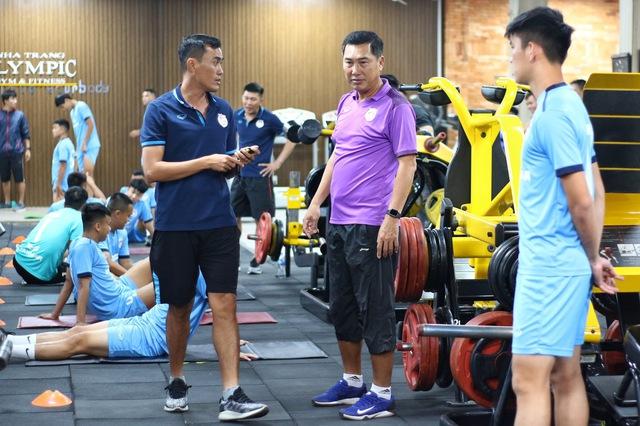 Nóng: HLV Hứa Hiền Vinh cập bến CLB Becamex TP.HCM- Ảnh 3.