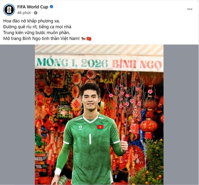 FIFA làm thơ chúc tết cực đỉnh, đăng ảnh Trung Kiên cầm cành đào du xuân trong trang phục thủ môn- Ảnh 1.