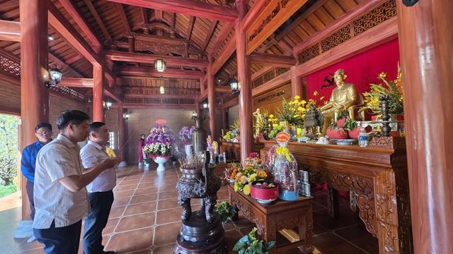 Dâng hương Bác Hồ giữa không gian xuân trang nghiêm ở Tỉnh ủy Đồng Nai - Ảnh 1.