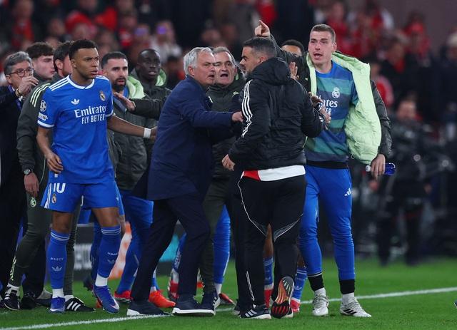 HLV Mourinho nói gì về màn ăn mừng gây tranh cãi của Vinicius tại Champions League, UEFA sẽ điều tra?- Ảnh 1.