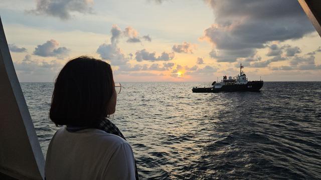 Mê mẩn đón bình minh và hoàng hôn gần nhà giàn DK1 - Ảnh 1.