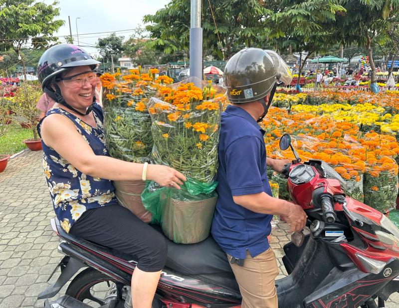 Người dân TP.HCM đi chợ hoa tết cười tươi phơi phới: 'Khỏi phải trả giá, kỳ kèo…' - Ảnh 2.