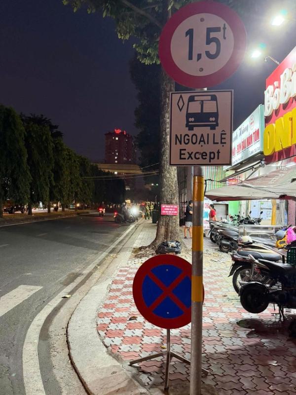 Biển cấm dừng và đỗ xe 'lạ' ở làng đại học TP.HCM gây tranh cãi - Ảnh 1.