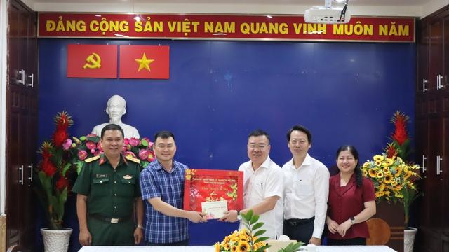 Lãnh đạo TP.HCM thăm, chúc tết các trung tâm chăm sóc trẻ em đặc biệt - Ảnh 2.
