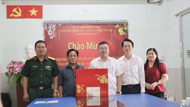Lãnh đạo TP.HCM thăm, chúc tết các trung tâm chăm sóc trẻ em đặc biệt - Ảnh 1.