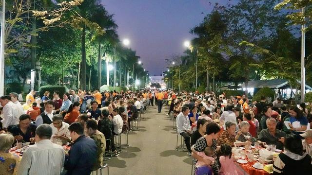 Bữa tiệc tất niên ở góc công viên TP.HCM: Hơn 500 người dân cùng ăn tết - Ảnh 1.
